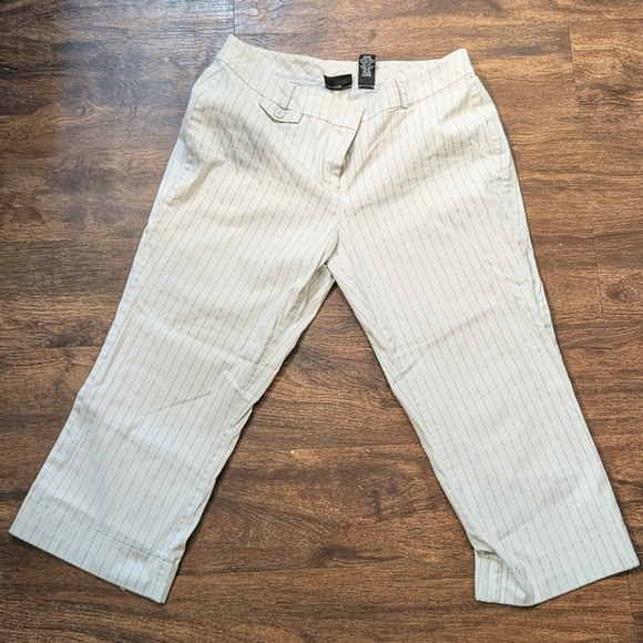 New York & Company Women's Pinstripe Capri Length Size 10 - Picture 1 of 4